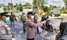 JAJARAN USPIKA PALAS BAGIKAN 1.000 MASKER GRATIS KEPADA MASYARAKAT, GUNAKAN MASKER SAAT KELUAR RUMAH, ANTISIPASI ABU VULKANIK GUNUNG ANAK KRAKATAU